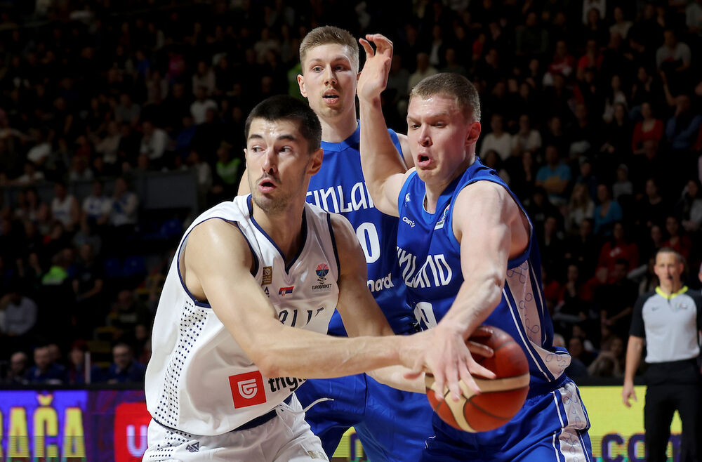 Luka Mitrović na utakmici Srbije i Finske