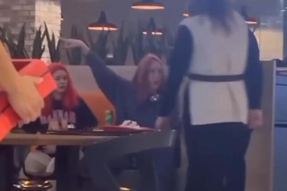 DRAMA U GALERIJI: Devojke gađale ljude i POLIVALE DECU VODOM, morala da reaguje i POLICIJA (VIDEO)