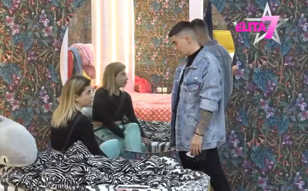 Anđelina baka, najviše je kivna na Bojanu, te tvrdi da joj upravo ona puni glavu