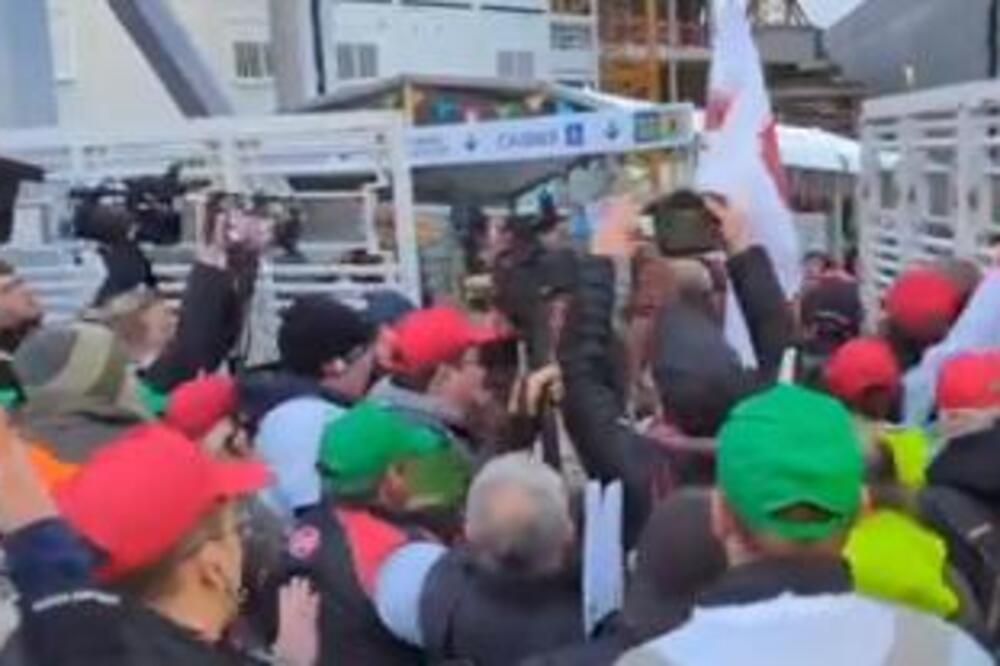 BES NA ULICAMA ESKALIRAO: Poljoprivrednici RAZVALILI ogradu, čekaju PREDSEDNIKA na SAJMU (VIDEO)