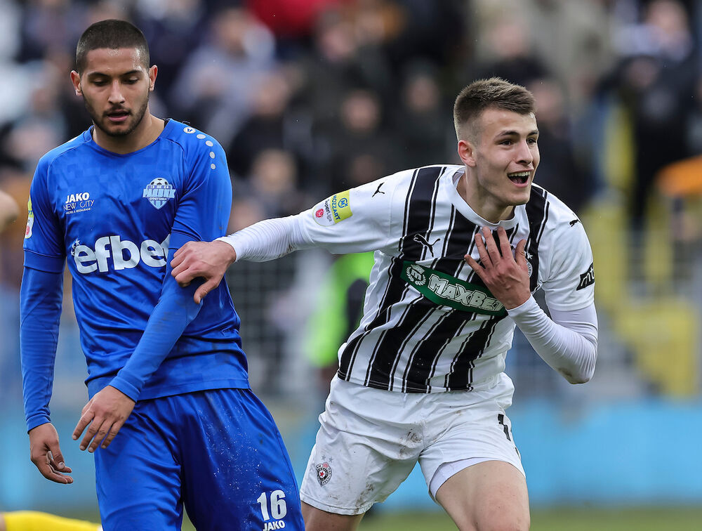 Samed Baždar slavi gol na utakmici Radnika i Partizana u Surdrulici