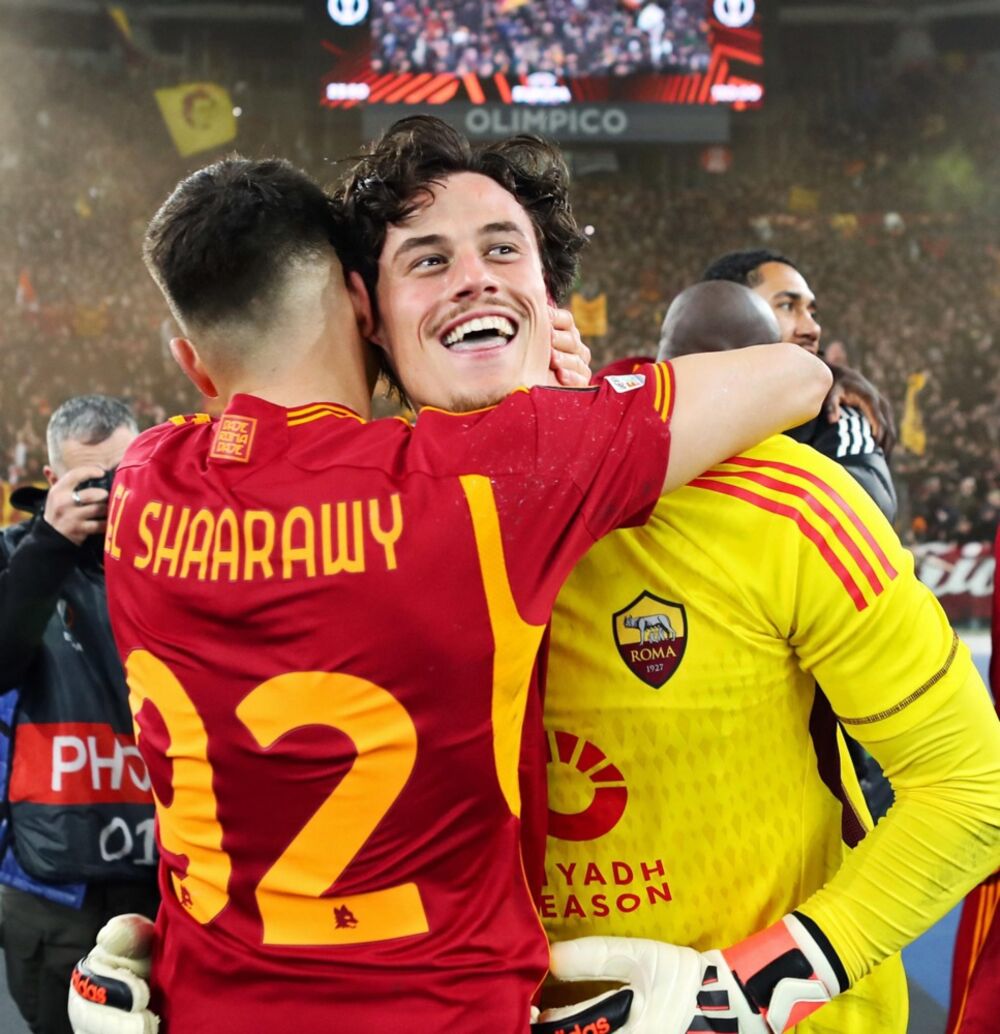 Zagrljaj Stefana El Šaravija i Mileta Svilara posle utakmice Rome i Fejnorda