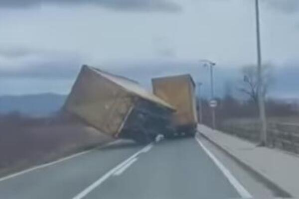 VOZAČ SE U BIHAĆU PUKOM SREĆOM SPASIO: VETAR "BACAO" KAMION kao da je neka IGRAČKA, snimak LEDI KRV U ŽILAMA