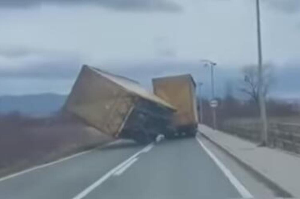 VOZAČ SE U BIHAĆU PUKOM SREĆOM SPASIO: VETAR "BACAO" KAMION kao da je neka IGRAČKA, snimak LEDI KRV U ŽILAMA