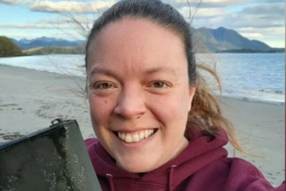 IZGUBILA NOVČANIK USRED OKEANA, A ONDA JU JE SAČEKALO IZNENAĐENJE: Posle OSAM MESECI isplivao je tačno ISPRED NJE