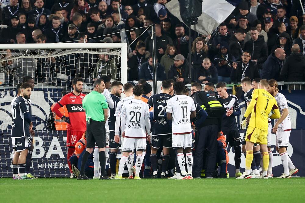 UZNEMIRUJUĆI SNIMAK PADA FUDBALERA: Samo se survao na zemlju, a onda je usledila BORBA ZA ŽIVOT na terenu! (VIDEO)