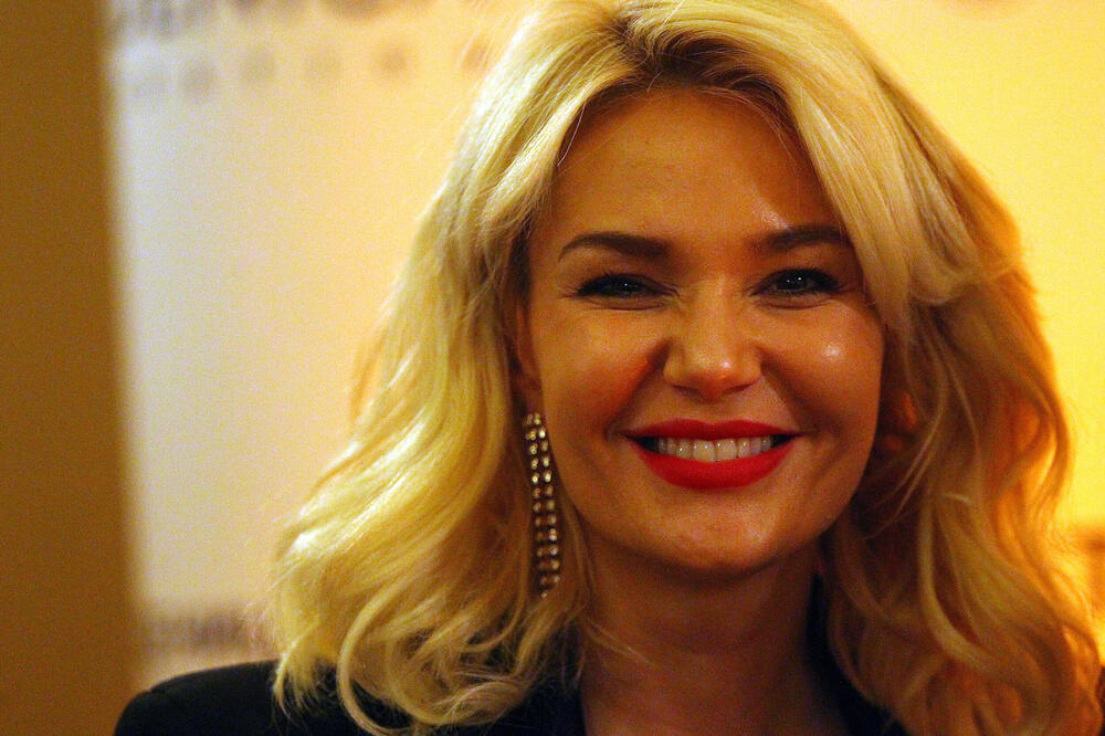 DA LI JE MOGUĆE DA LENA KOVAČEVIĆ IMA OVOLIKO GODINA? Lepa pevačica danas SLAVI ROĐENDAN, ovo niste znali o njoj