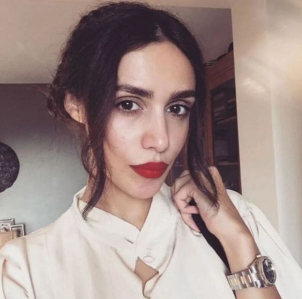 Danas Dina živi u elitnom delu Istanbula – Etiperu i postala je modna dizajnerka, a takođe se bavi i dizajnom enterijera.