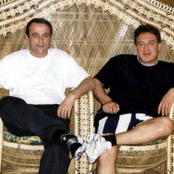 JEZIVA SLIKA ŠIPTARA I KUMA PORED MRTVOG TELA DRUGA! Došli u stan gde je ubijen i OKRUŽILI GA, za ovo MALO KO ZNA!