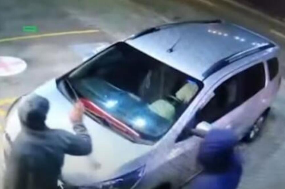 UŽAS! ISPLIVAO STRAVIČAN SNIMAK UBISTVA POLICAJCA I NJEGOVE ĆERKE (19): Izrešetani su ispred APOTEKE (UZNEMIRUJUĆE)