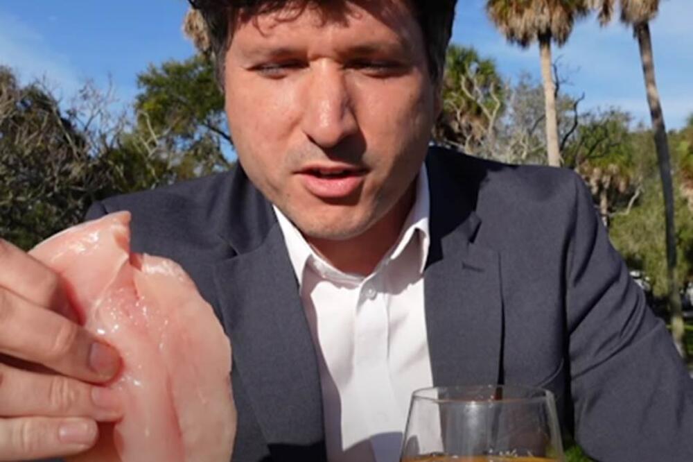 OVAJ ČOVEK JE JEO SIROVU PILETINU 25 DANA: Kada je izvadio NALAZE KRVI, i doktori su OSTALI IZBEZUMLJENI OD ŠOKA