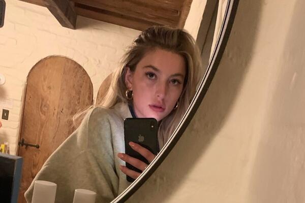 ZBOG NAJMLAĐE ĆERKE STIVA DŽOBSA MUŠKARCI POLUDELI: Izrasla u pravu BOGINJU, a tata je ZAKINUO za BOGATSTVO (FOTO)