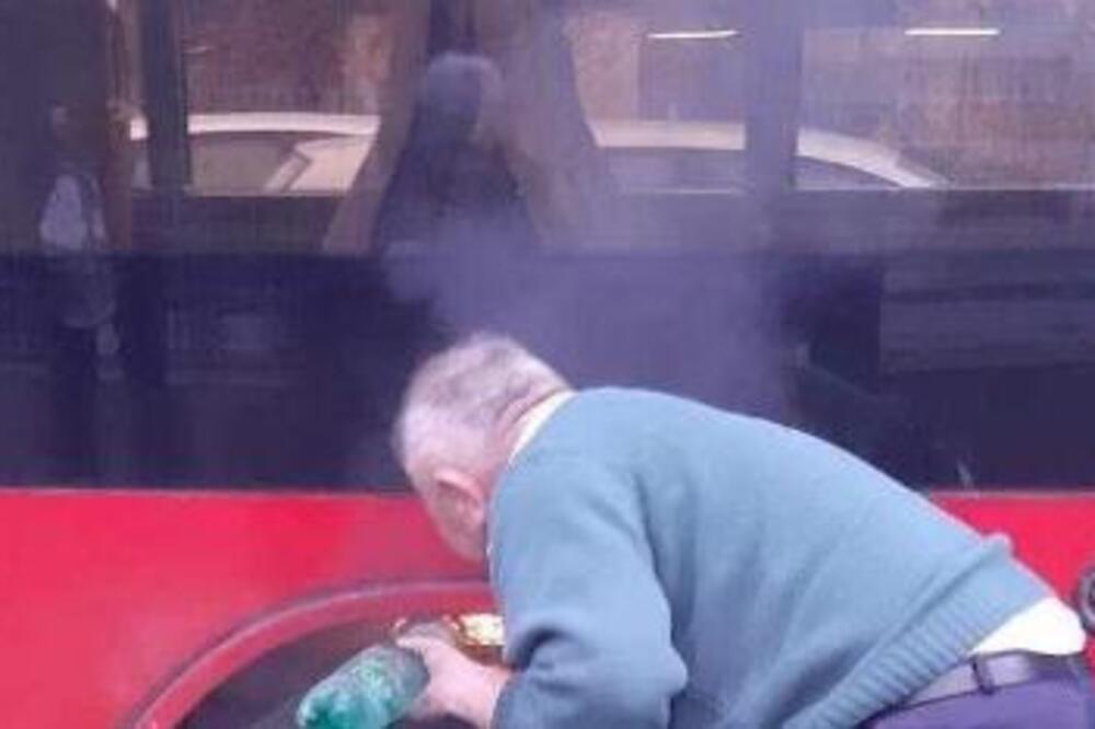 IZBIO MANJI POŽAR, ALI AUTOBUS NEMA PP APARAT? Pogledajte kako se snašao VOZAČ 511-ice (FOTO)