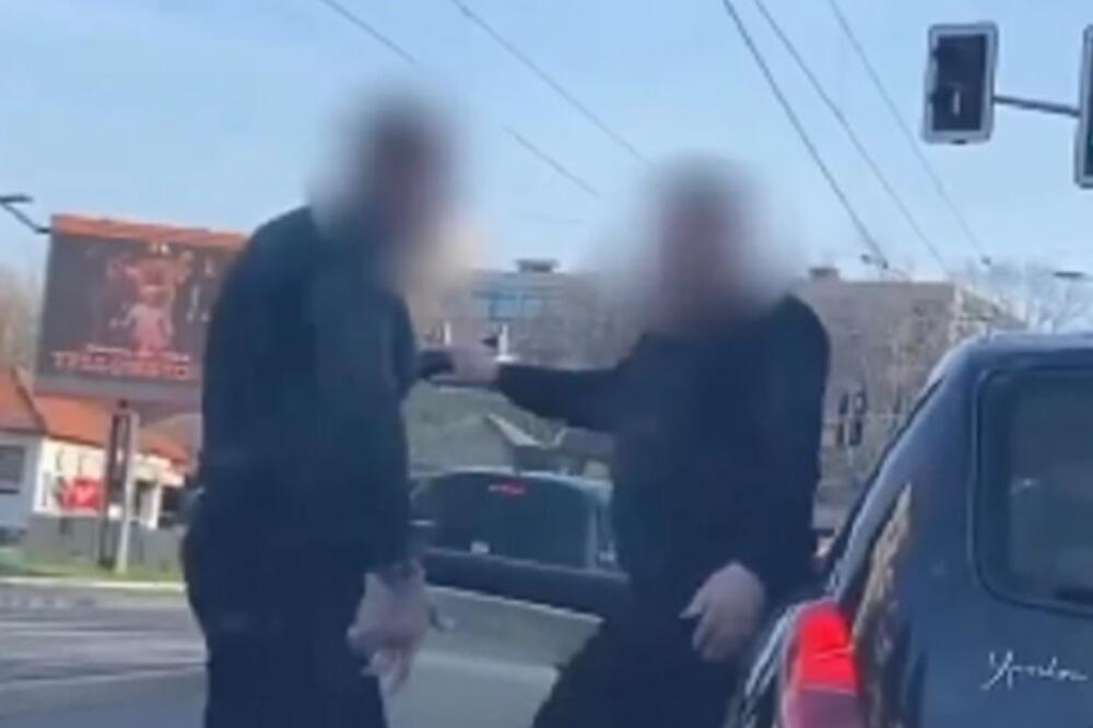 POTUKLI SE NASRED ULICE U BEOGRADU: Vozači prvo psovali jedan drugog, a onda počele da RADE PESNICE! (VIDEO)