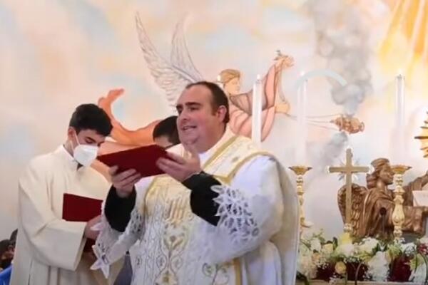 MAFIJAŠI SIPALI OVO U VINO SVEŠTENIKU: On osetio čudan miris, za dlaku ovako izbegao smrt (VIDEO)