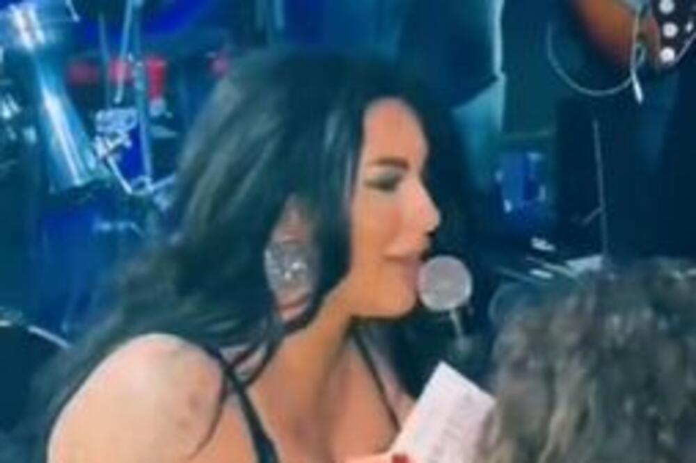 SEKI ALEKSIĆ PRIŠLA DEVOJKA NA NASTUPU SA ŠOK ZAHTEVOM: Tražila od PEVAČICE da joj se potpiše na GRUDIMA