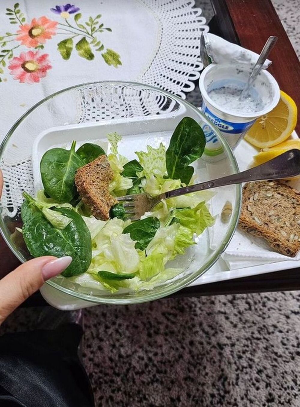 Voditeljka jede samo zelenu salatu sa hlebom 