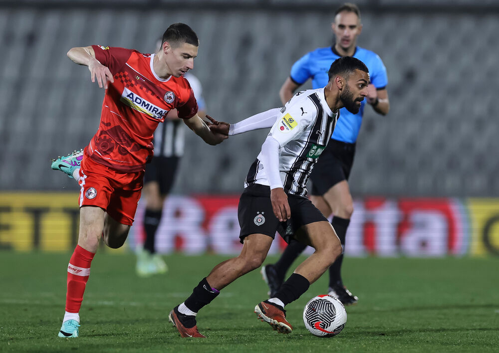 Gajas Zahid (desno) na utakmici Partizana i IMT-a