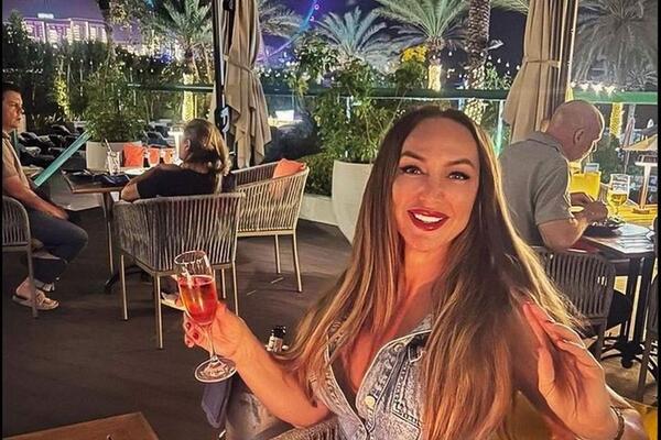 OTIŠLA U DUBAI I TAMO DOŽIVELA PRAVO IZNENAĐENJE: Evo šta je dočekalo o HOTELSKOJ SOBI, o ovome mnogi sanjaju