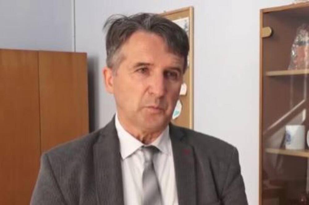 DETALJI DRAME U ŠKOLI U STAROJ PAZOVI: Razredni pronašao SEKIRU u torbi učenice, oglasio se i DIREKTOR