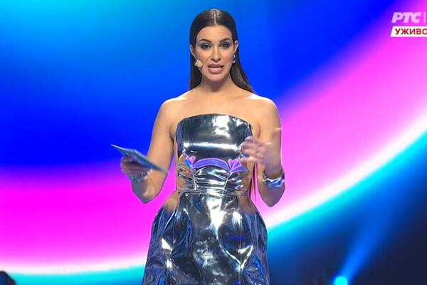 TOTALNA DOMINACIJA DRAGANE KOSJERINE NA RTS-U! VODITELJKA ODUVALA MINIĆEM: Čizme do KOLENA istakle FATALNU liniju