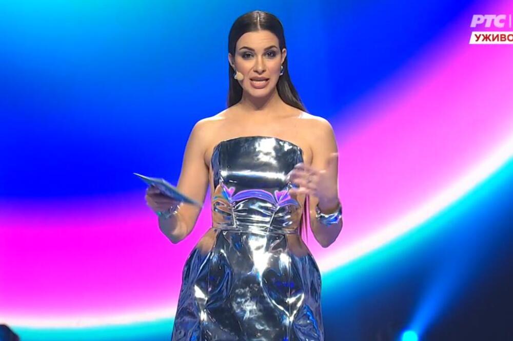 TOTALNA DOMINACIJA DRAGANE KOSJERINE NA RTS-U! VODITELJKA ODUVALA MINIĆEM: Čizme do KOLENA istakle FATALNU liniju