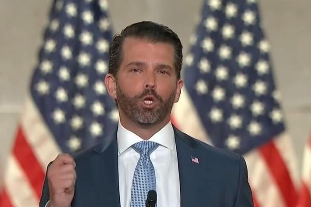 INCIDENT KOJI JE ŠOKIRAO AMERIKU: Trampov sin dobio preteće pismo, u njemu bio i BELI PRAH