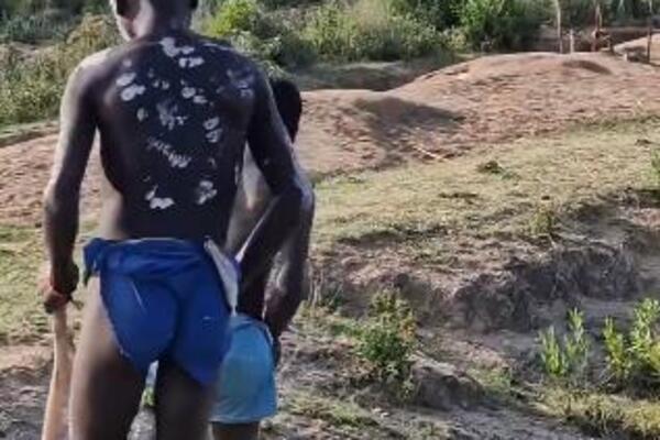 MLADIĆI OVOG PLEMENA IZ ETIOPIJE NE HODAJU NA NOGAMA VEĆ NA OVOJ STVARI: Time demonstriraju ZRELOST, FRAPIRAĆETE SE