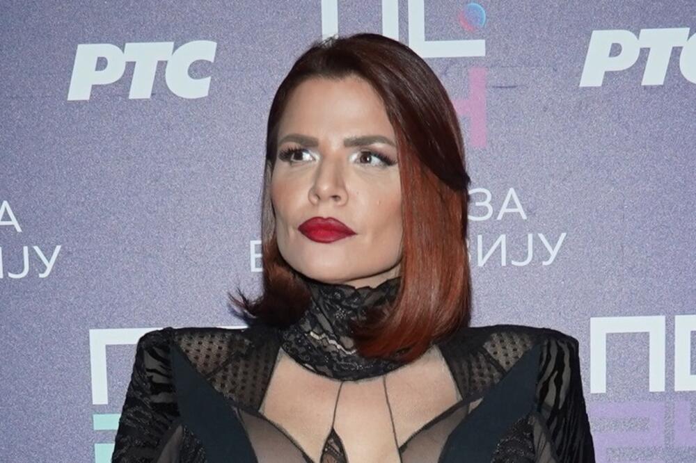 DA LI IMA BRUS I GAĆICE? Kada se pojavila na NACIONALNOM SERVISU svi su ZANEMELI: Žena se BAŠ spremila za RTS