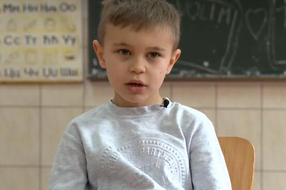 MALI MAHIR JE JEDINI ĐAK U ŠKOLI: Njegov najbolji DRUG je UČITELJ Samir, a OVAJ predmet najviše VOLI! (FOTO)