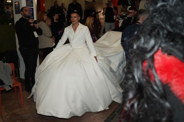 KO JE MUŠKARAC U HALJINI KOJI SE SINOĆ POJAVIO NA RTS? Neke RAZLJUTIO, druge BACIO U TRANS: Moraš imati HRABROSTI..