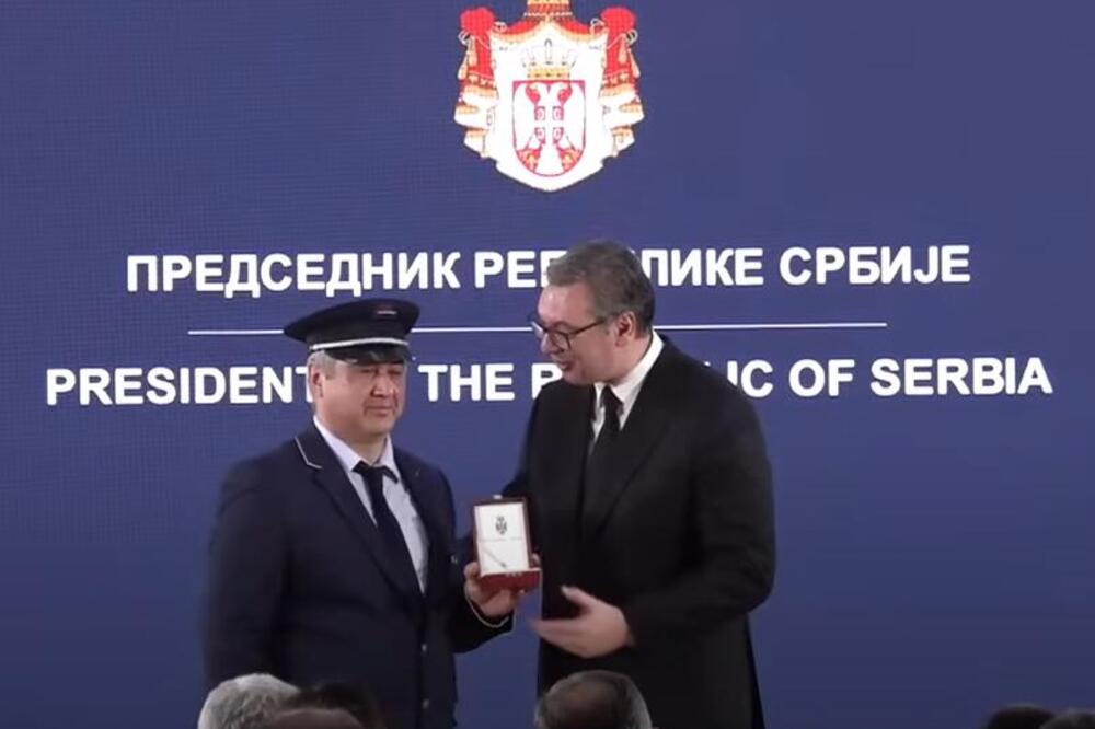 ZA 9 SEKUNDI SPASIO 50 ŽIVOTA: Mašinovođa iz Subotice sprečio tragediju pa odlikovan MEDALJOM ZA HRABROST