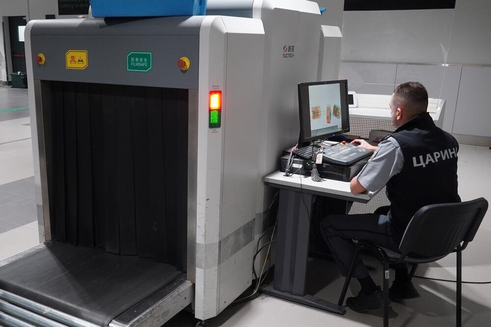 Šok na aerodromu "Nikola Tesla": Carinici prebledeli kada su videli šta su putnici iz Španije sakrili u kofere!FOTO