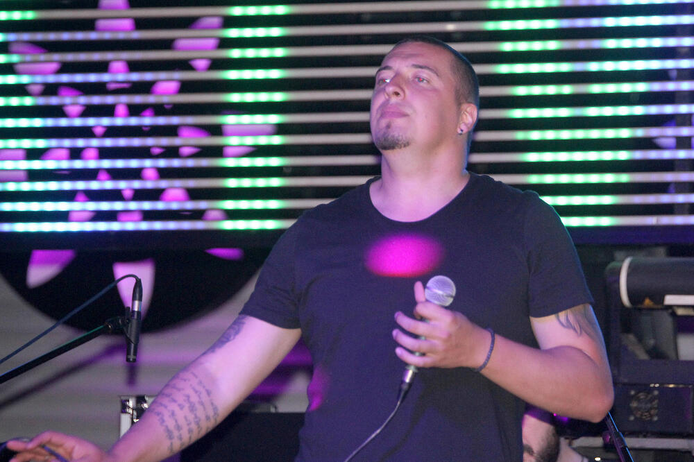 PEVAČ PRIZNAO DA JE IMAO AVANTURE SA UDATIM ŽENAMA, A EVO ŠTA JE BILO SA MUŽEVIMA: Njegov LJUBAVNI ŽIVOT intrigira