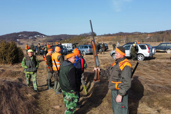 OPSADNO STANJE KOD IVANJICE: Počela hajka na OPASNOG PREDATORA koji vreba iz šuma, meštani PESTRAVLJENI! FOTO