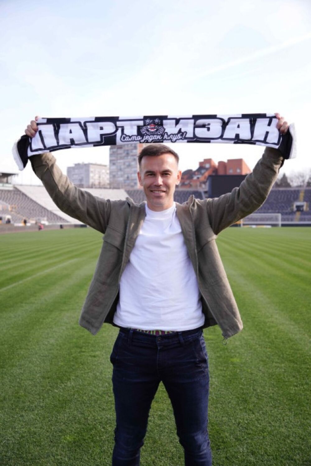 Bibars Natho pozira sa šalom Partizana nakon produžetka saradnje sa crno-belima