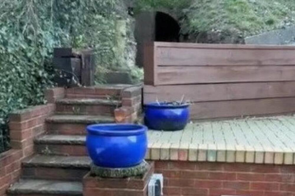 SREĐIVALI SU DVORIŠTE I ISPOD JEDNE ČUDNE PLOČICE PRONAŠLI OVO: Kada su videli ZANEMELI SU OD ŠOKA (VIDEO)