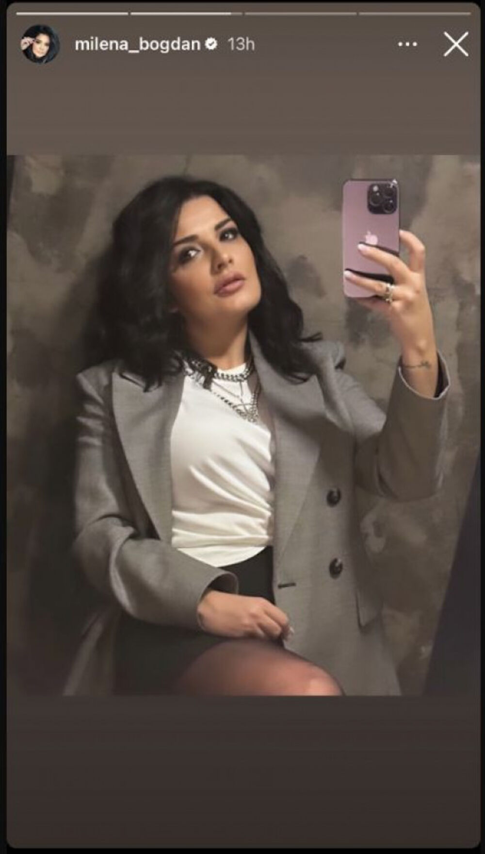 Milena Popović pozira u miniću