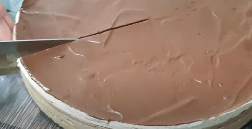 Kolač sa tri čokolade na tacni