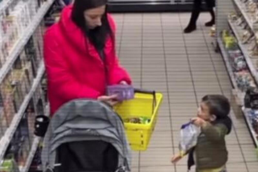 TRAŽIO OD MAJKE DA MU KUPI SLATKIŠ, A ONA NIJE HTELA: Posle sinovljevog HISTERISANJA LEGLA je na POD I URADILA OVO