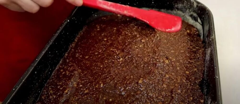 Filovanje kolača sa sa medom, čokoladom i orasima