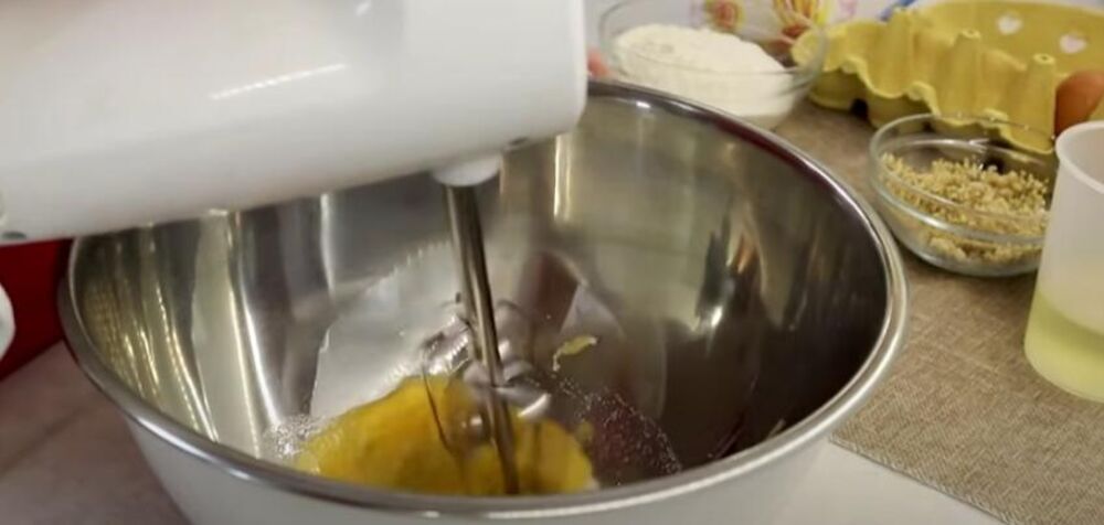 Pravljenje smese za kolač sa medom, čokoladom i orasima