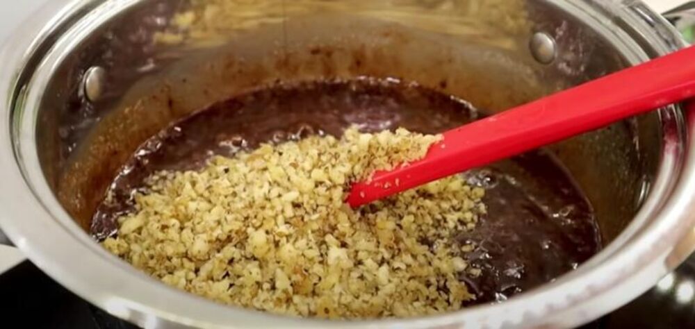 Pravljenje fila za kolač sa medom, čokoladom i orasima