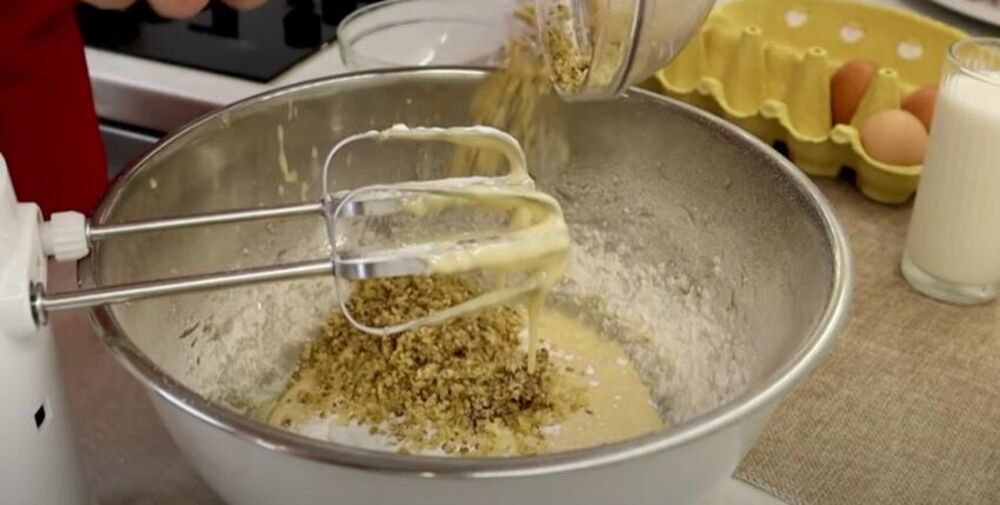 Pravljenje kore za kolač sa medom, čokoladom i orasima