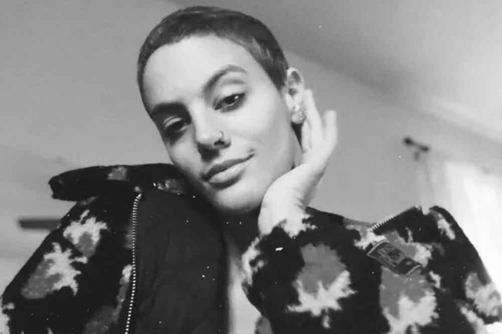 TRAGEDIJA! PREMINULA PEVAČICA ČIJU SMO PESMU SVI KORISTILI: Borila se kao LAVICA za svog SINA, velika tuga