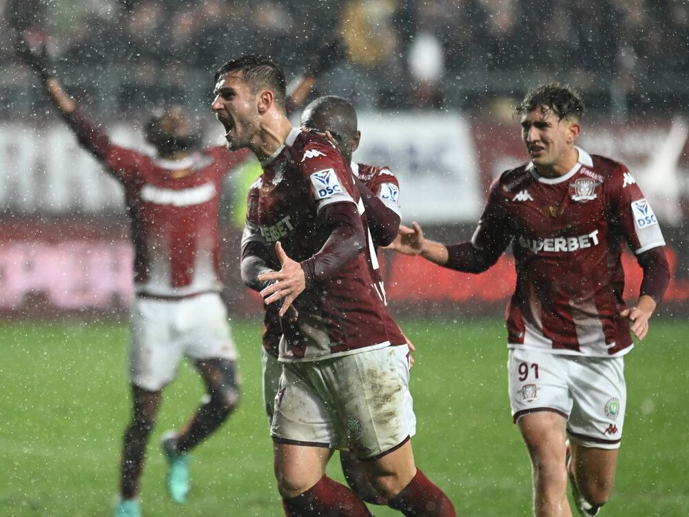 Borisav Burmaz slavi jedan od golova u dresu Rapida iz Bukurešta