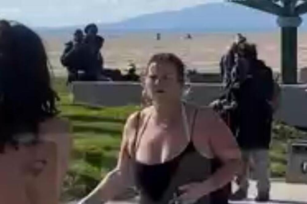 POTPUNO GOLA ŽENA PRAVILA HAOS, A ONDA JOJ JE NA CRTU STALA ONA: Usledila neviđena MAKLJAŽA, neverica! (VIDEO)