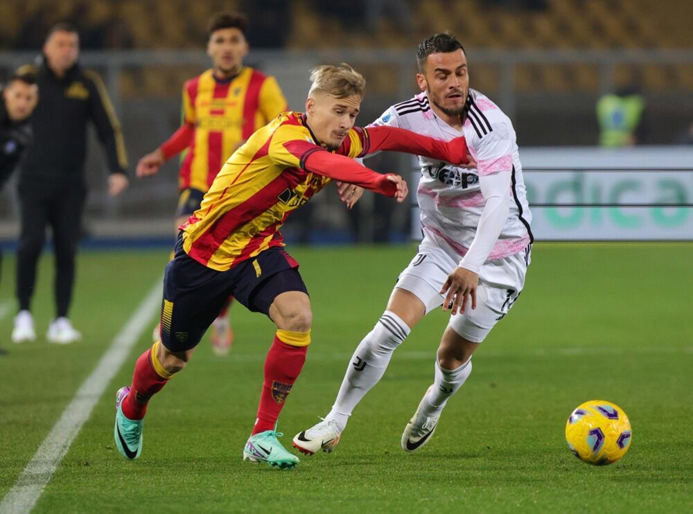 Filip Kostić (desno) na utakmici Lećea i Juventusa