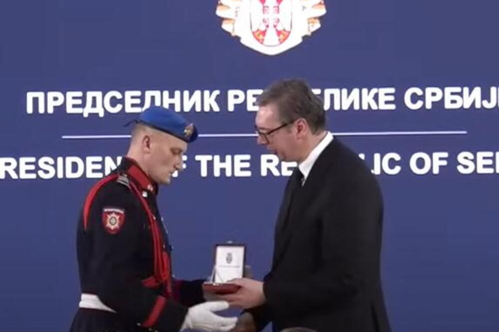 CELA SRBIJA JE PLAKALA NA DODELI ORDENA ZBOG PRIČE O DVA BRATA SA KOSOVA! Oliver primio metak u srce za Zlatka