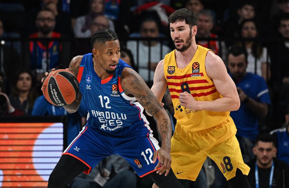 Vil Klajburn (levo) na utakmici Anadolu Efesa i Barselone
